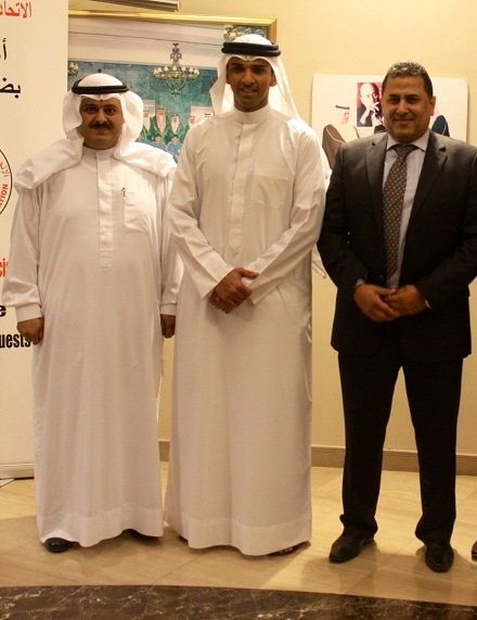 الشيخ علي يتوسط خالد الدوسري وعزالدين الكلاوي رئيس تحرير موقع كووورة 